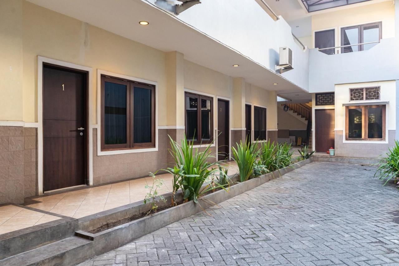 RedDoorz near Bahu Mall Manado Malalayang Exterior foto