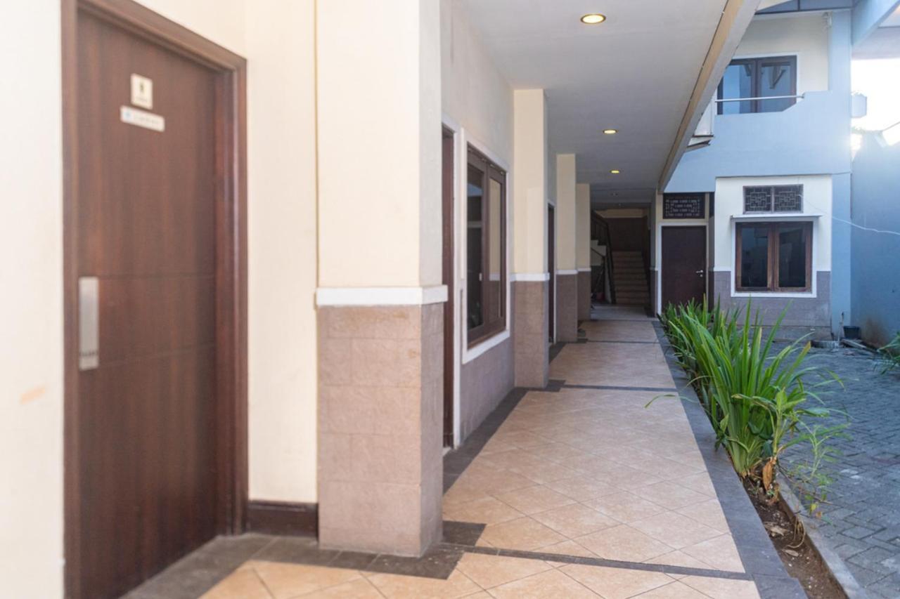 RedDoorz near Bahu Mall Manado Malalayang Exterior foto