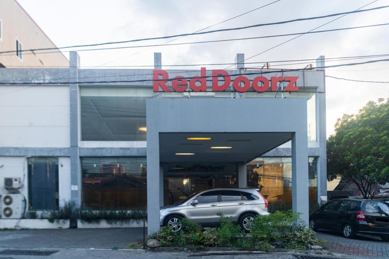 RedDoorz near Bahu Mall Manado Malalayang Exterior foto